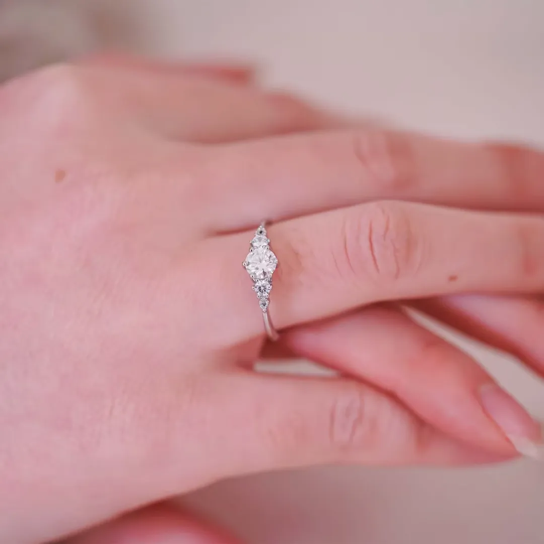 /public/photos/live/Round Cut Moissanite Gold Ring-1094 (1).webp